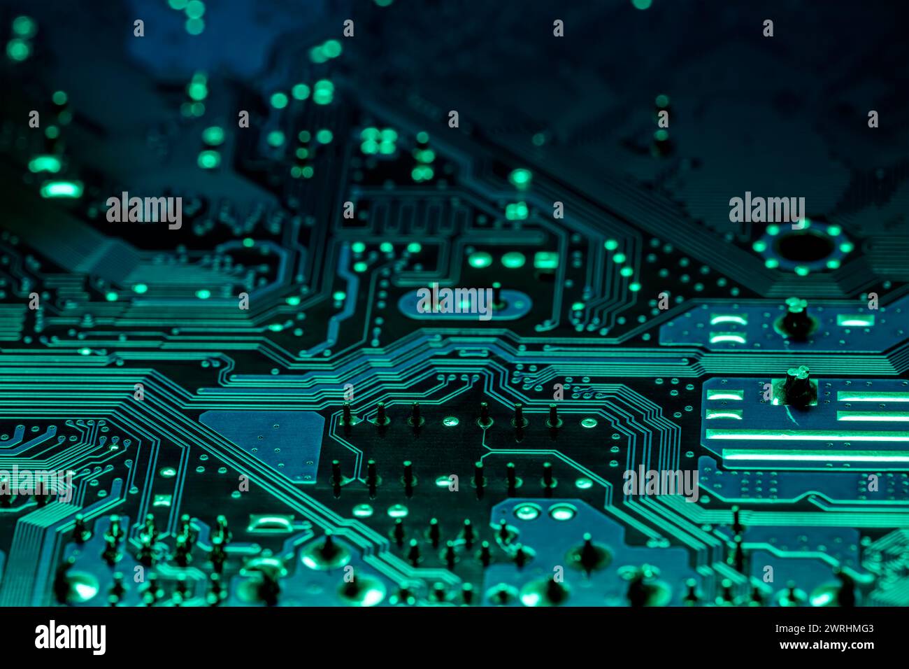 scheda madre verde del computer. primo piano estremo dei collegamenti elettrici. Foto Stock