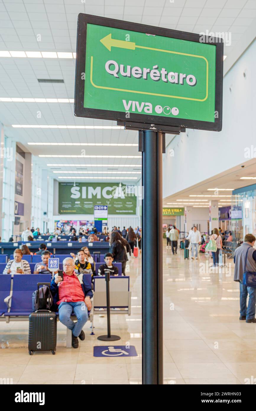 Merida Mexico, aeroporto internazionale Manuel Crescencio Rejon Merida, interno, area d'ingresso del terminal, cartello con le indicazioni, volo Queretaro Foto Stock