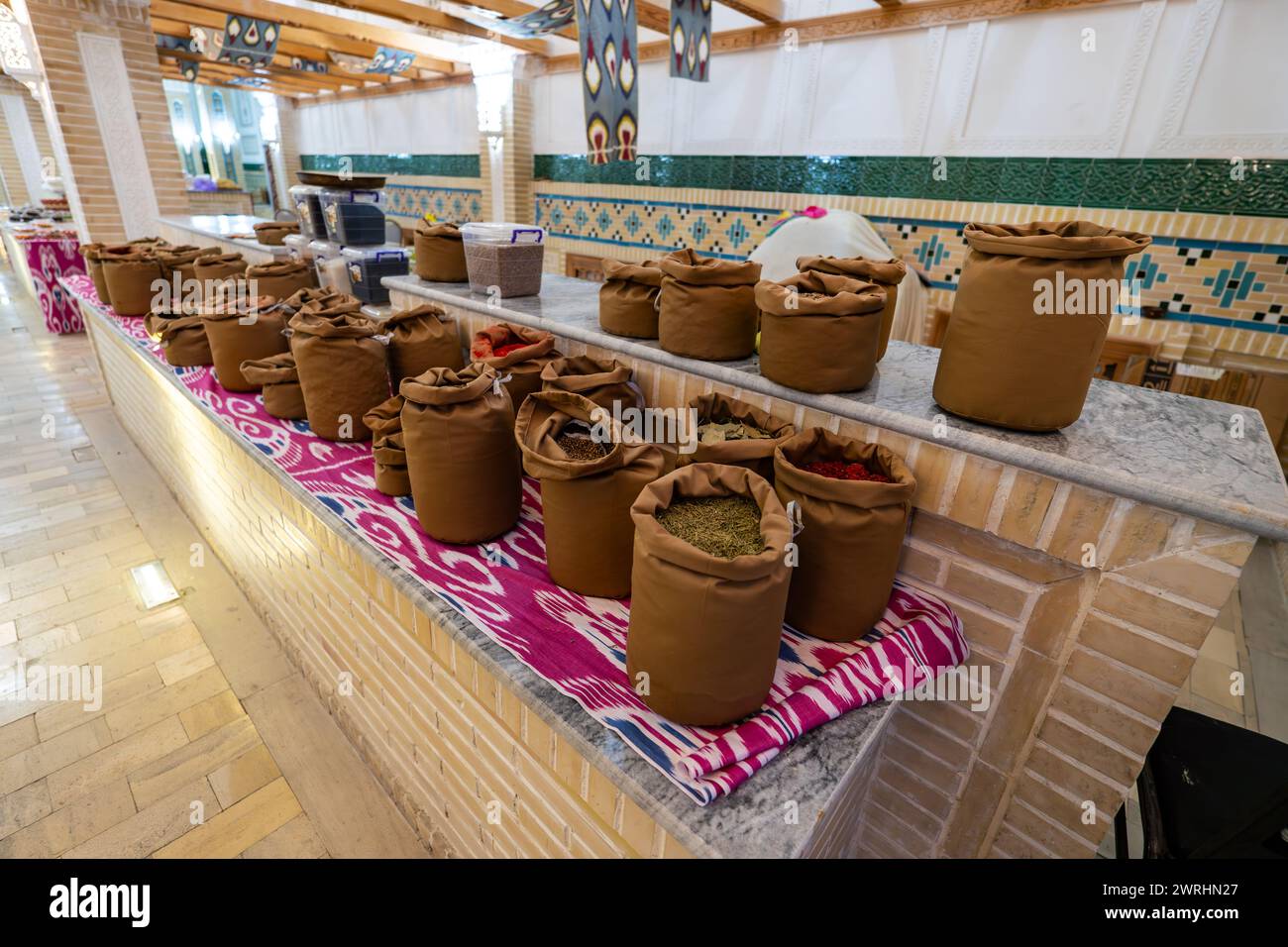 Sacchetti di spezie miste e tè alle erbe nel mercato di strada. Cucina nazionale e concetto di cucina. Foto Stock