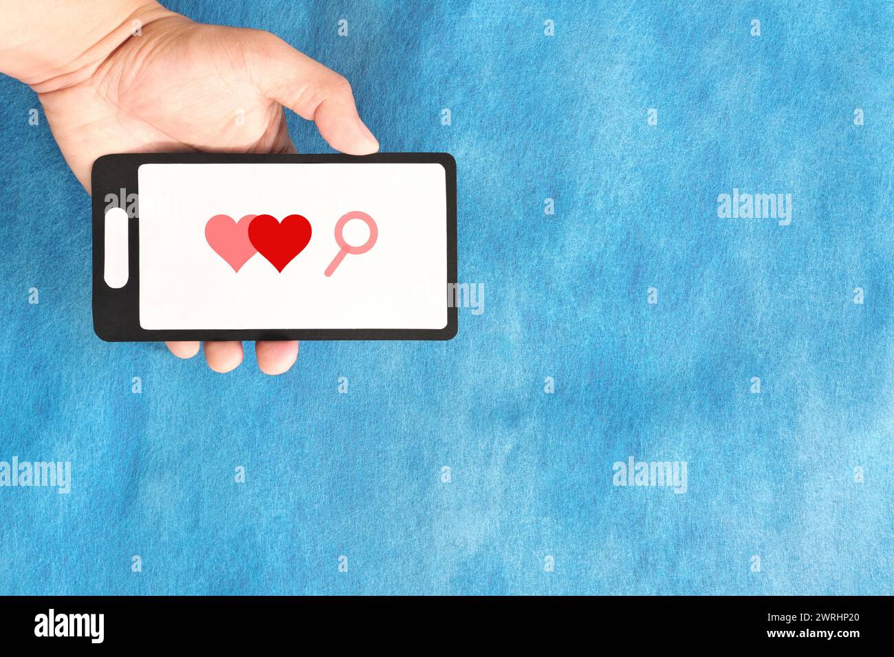 Utilizzare il telefono cellulare con l'applicazione di incontri online. Ricerca di un partner d'amore online. Foto Stock