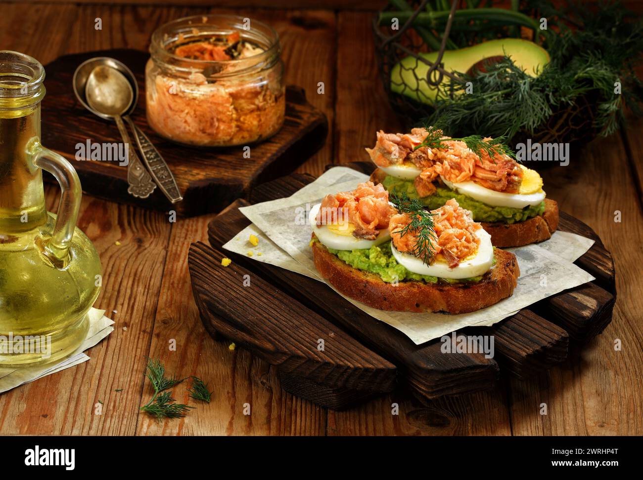 Toast al salmone affumicato con guacamole Foto Stock