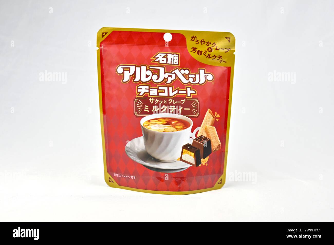 Meito Alphabet Chocolate Crispy Crepe Milk Tea - Galles, Regno Unito - 12 marzo 2024 Foto Stock