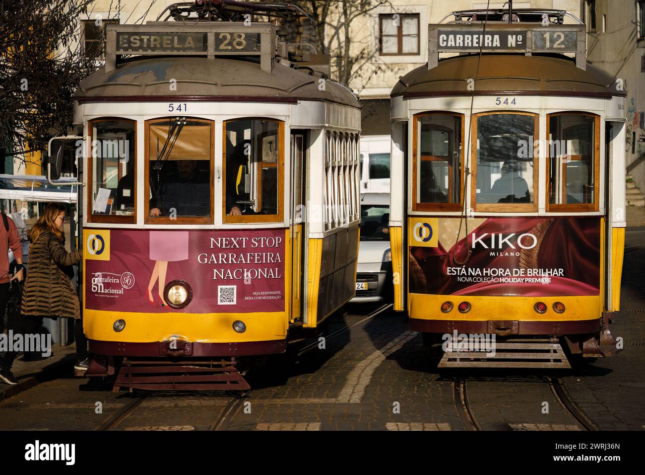 Due tram storici delle linee 28 e 12 a Lisbona, Portogallo. 1° febbraio 2024. Foto Stock