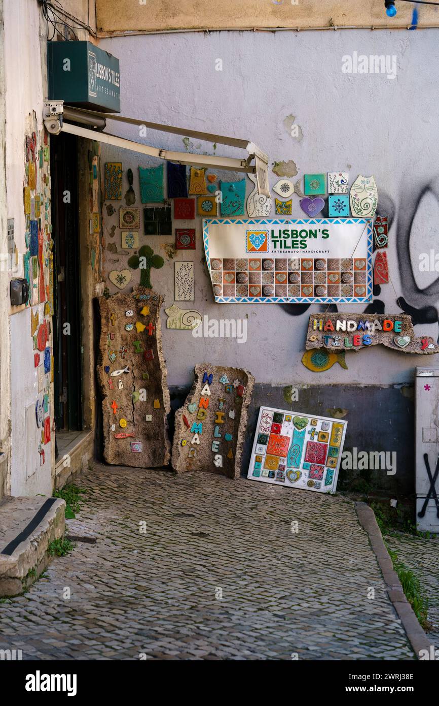Il negozio di artigianato delle piastrelle di Lisbona, in Portogallo. 1° febbraio 2024. Foto Stock