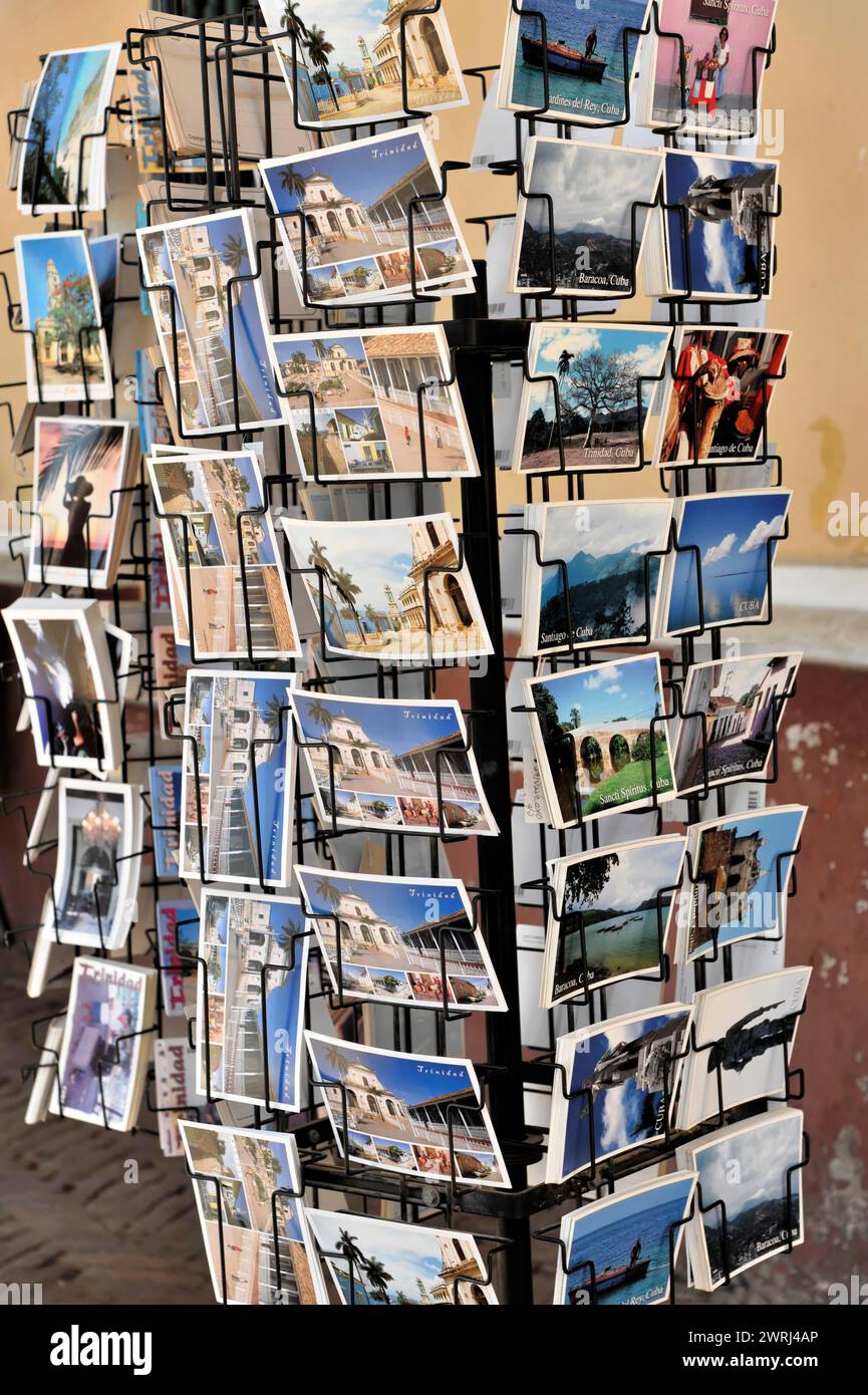 Stand girevole pieno di cartoline colorate come souvenir, Trinidad, Cuba, America centrale Foto Stock