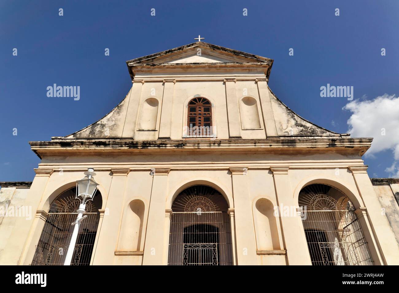 Facciata della vecchia chiesa sotto un cielo blu, segno di età e storia, Trinidad, Cuba, America centrale Foto Stock