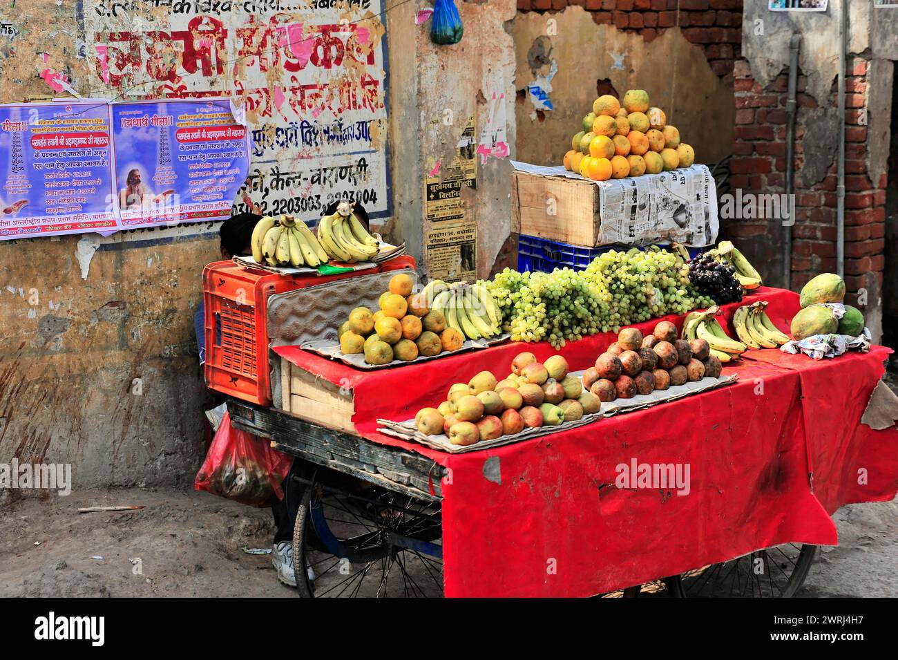 Colorato chiosco di frutta con vari frutti su un angolo di strada, Varanasi, Uttar Pradesh, India Foto Stock