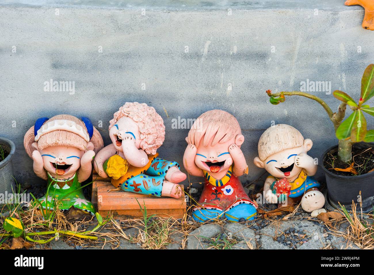 Bambole di argilla ridendo in giardino, asiatici, figura, bambini, infanzia, ridendo, divertimento, positivo, figure di argilla, gnomo da giardino, decorazione Foto Stock
