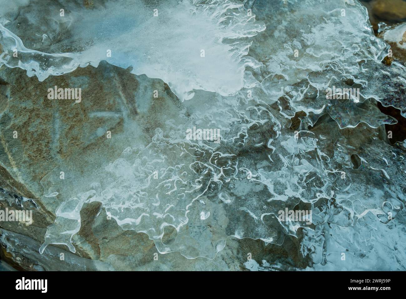 Primo piano di calotte di ghiaccio con motivi unici sulla sommità dell'acqua del fiume nelle fredde giornate invernali nella provincia di Gyeonggi, Corea del Sud Foto Stock