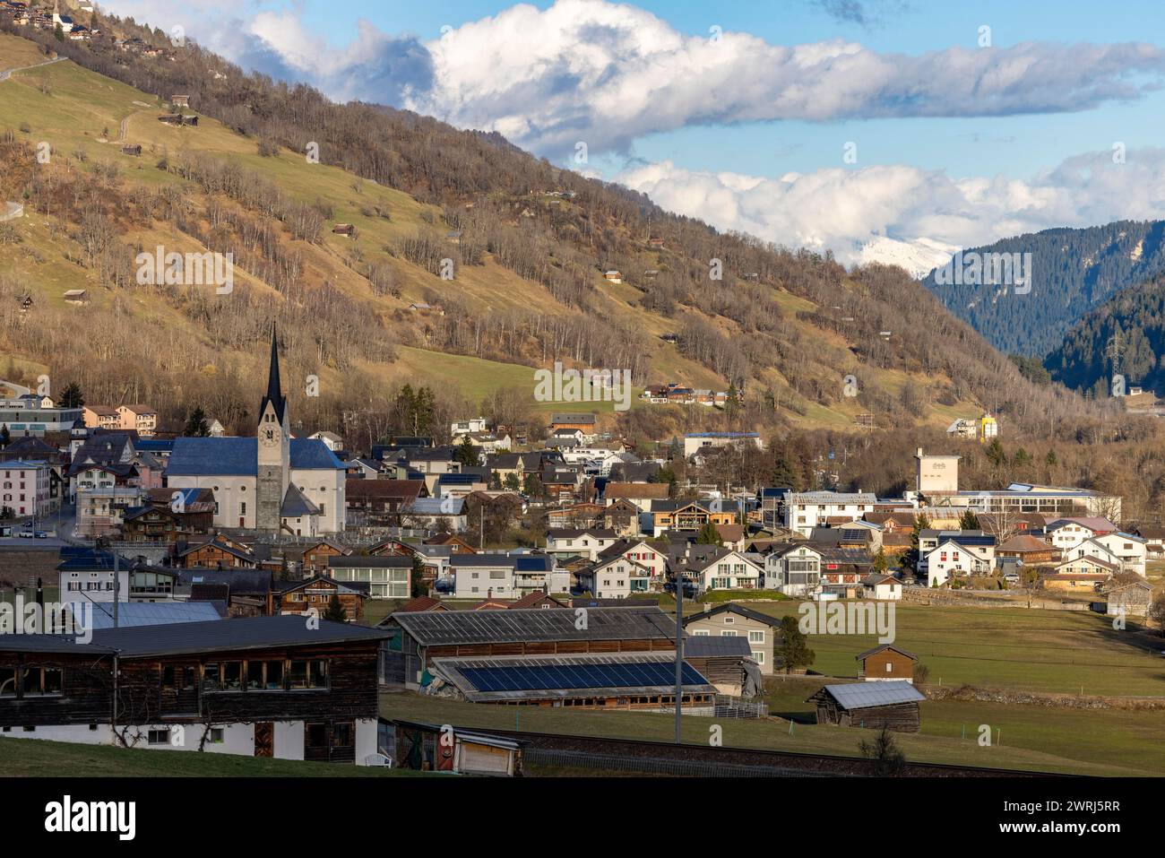 Vista del villaggio di Trun, Surselva, Graubuenden, Svizzera Foto Stock