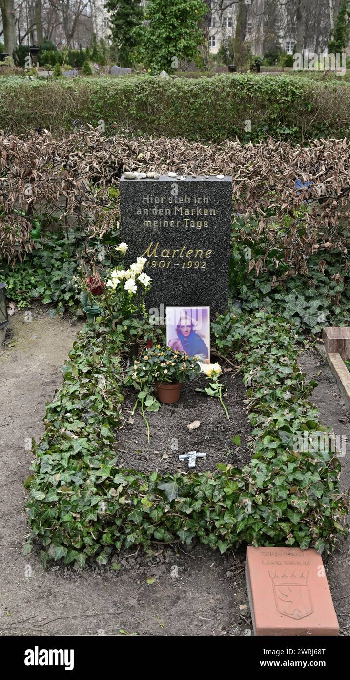 Tomba dell'attrice Marlene Dietrich al cimitero di Stubenrauchstrasse, quartiere di Friedenau, Berlino, Germania Foto Stock