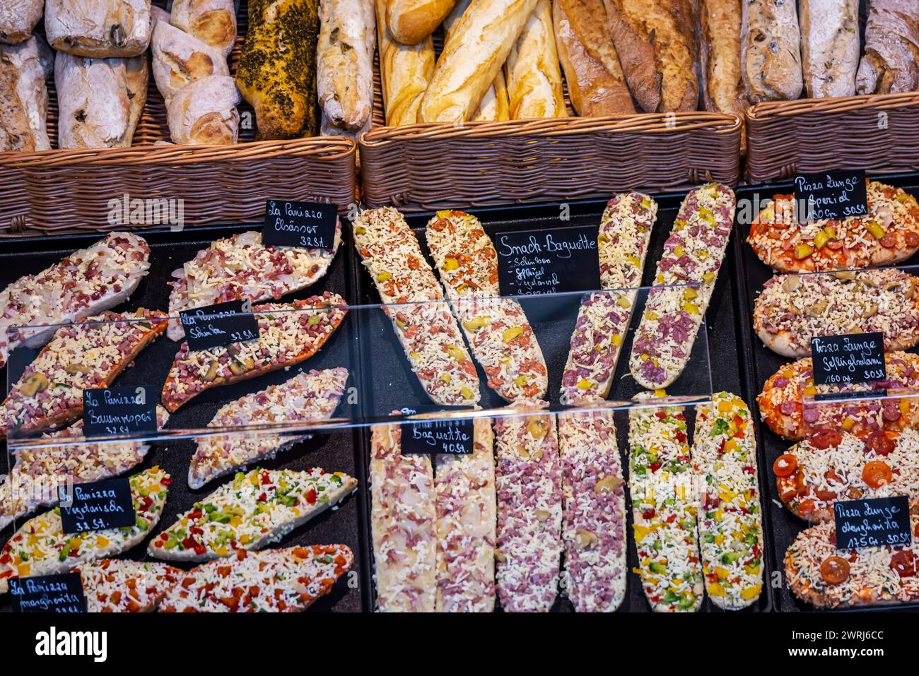 Spuntini al forno, pizza, baguette e bastoncini di formaggio. In tempi di carenza di manodopera qualificata, i prodotti da forno preconfezionati sono in voga. Intergastra, commercio Foto Stock