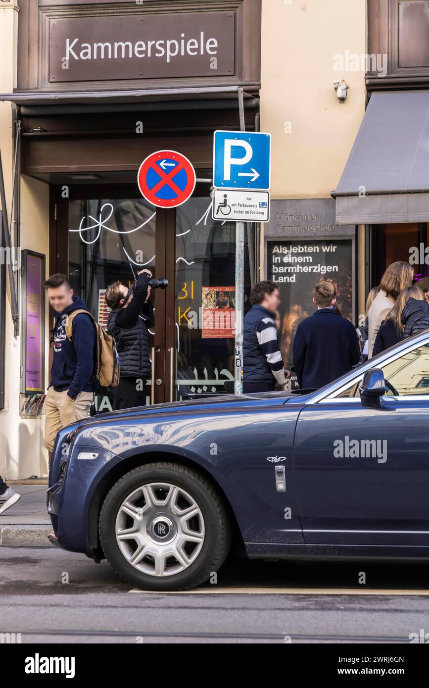 Parcheggio per disabili di fronte ad un bar alla moda sulla via dello shopping Maximilianstrasse. Solo disabili con permesso speciale o. Foto Stock