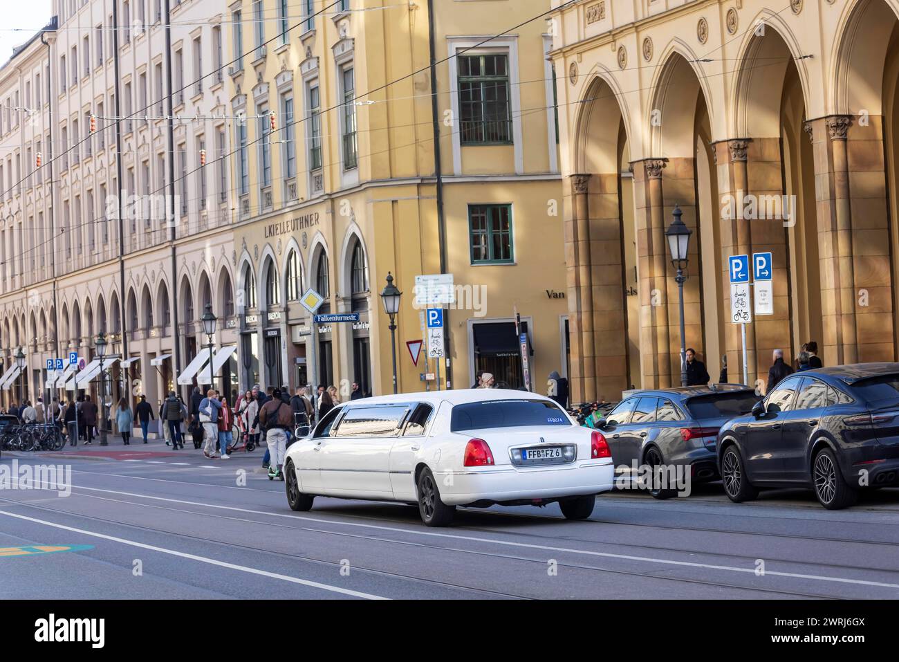 Maximilianstrasse Monaco di Baviera in un normale sabato, auto di lusso nell'esclusiva via dello shopping, Monaco, Baviera, Germania Foto Stock