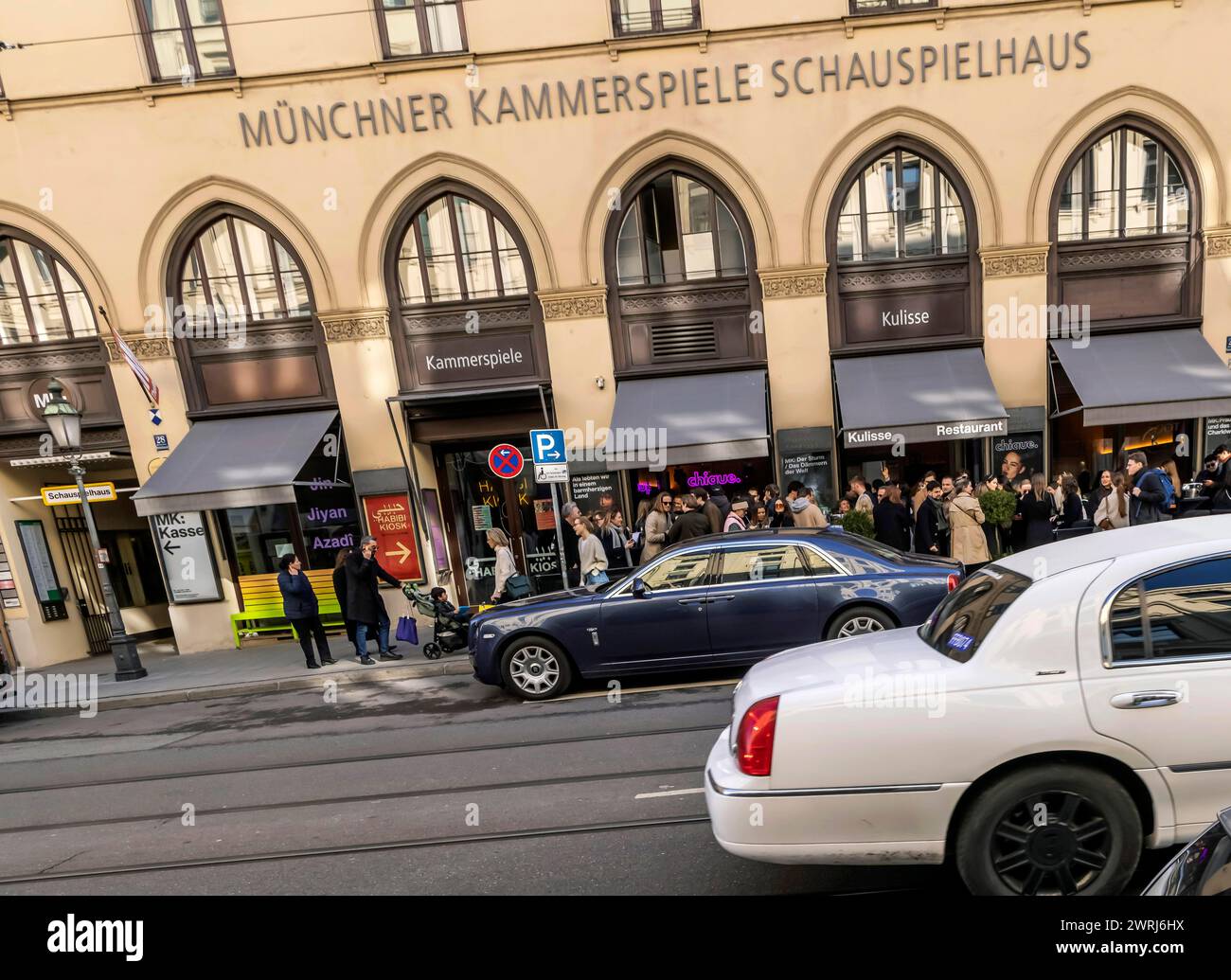 Parcheggio per disabili di fronte ad un bar alla moda sulla via dello shopping Maximilianstrasse. Solo disabili con permesso speciale o. Foto Stock