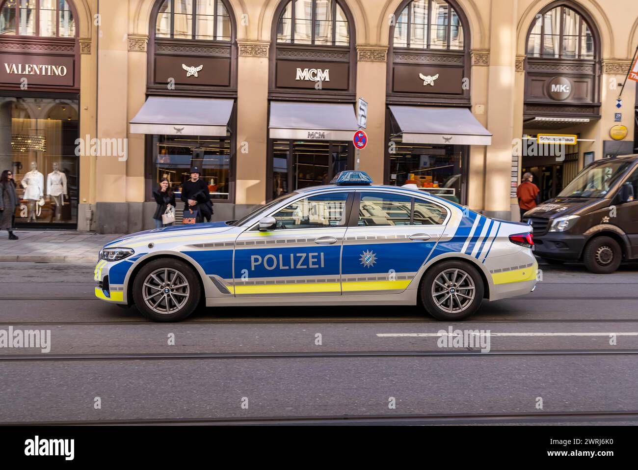Auto della polizia BMW, agenti di polizia bavaresi di pattuglia, Maximilianstrasse Monaco, Baviera, Germania Foto Stock