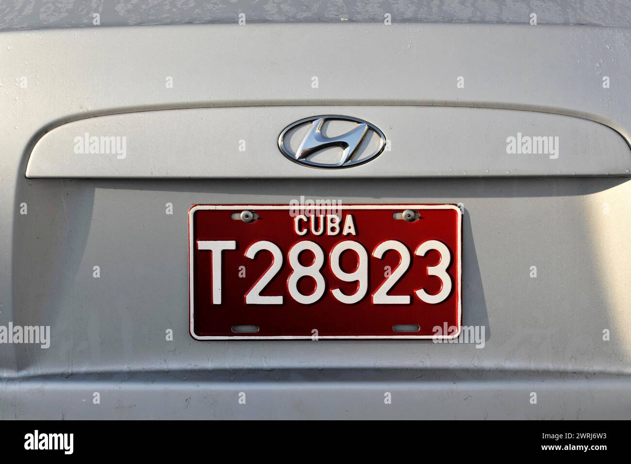 Una targa cubana su una Hyundai grigia, l'Avana, Cuba, l'America centrale Foto Stock