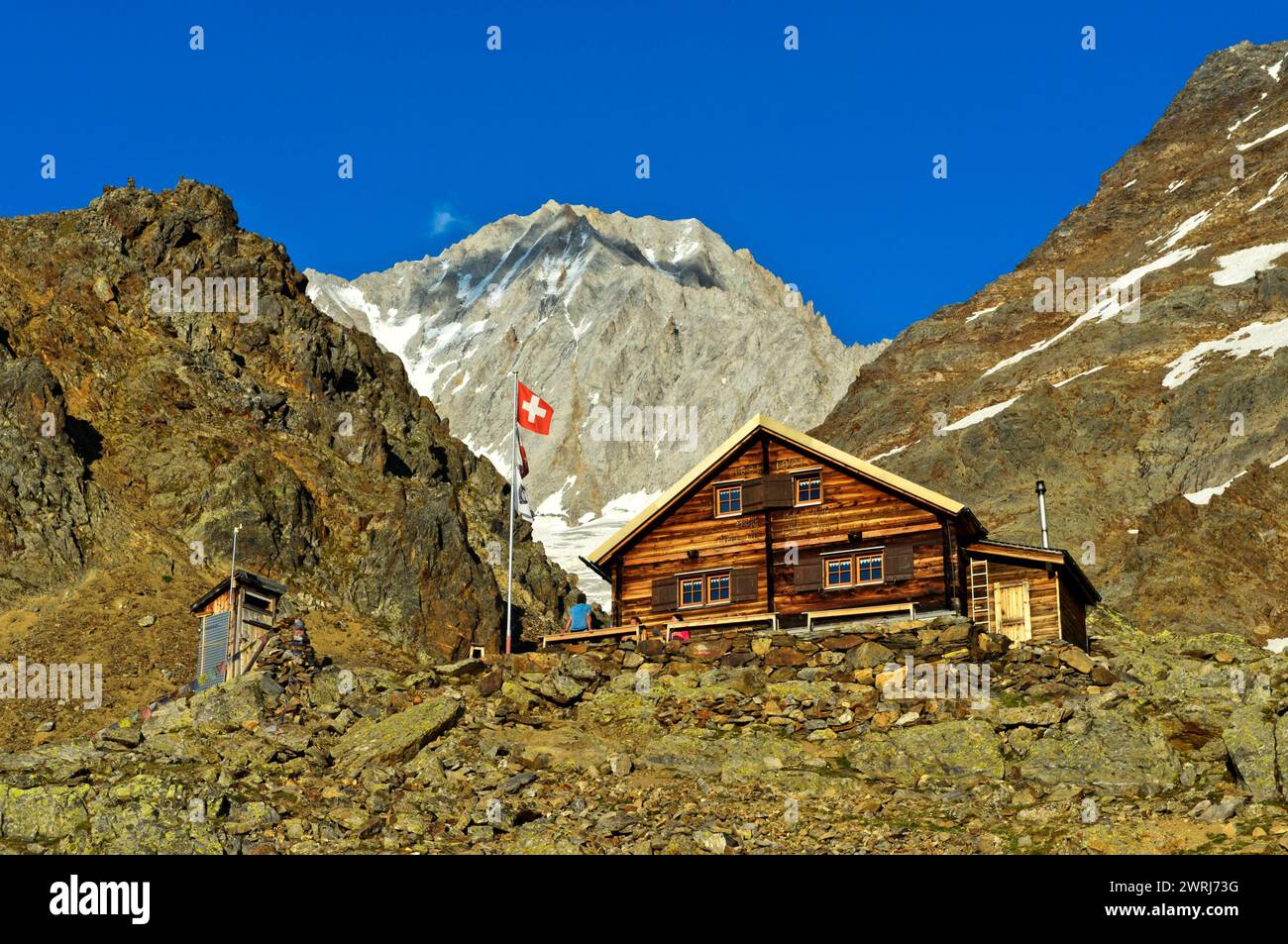 Capanna Bietschhorn del Club Alpino accademico di Berna AACB, cima Bietschhorn sul retro, Loetschental, Vallese, Svizzera Foto Stock