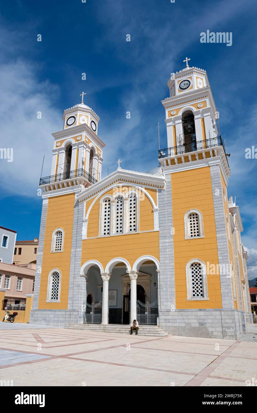 Chiesa moderna con facciata gialla e due torri su una piazza pubblica, cattedrale, Ypapantis Sotiros, Kalamata, Messinia, Peloponneso, Grecia Foto Stock