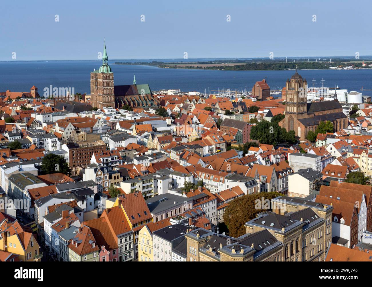 Centro storico di Stralsund con la chiesa di San Nicola sulla sinistra e la chiesa di San Giacomo sulla destra, 12/09/2016 Foto Stock