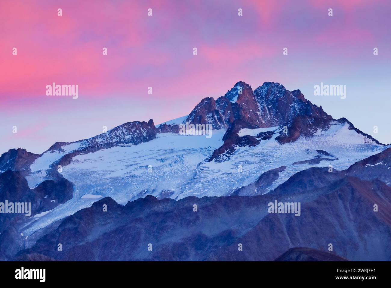 Cielo colorato al tramonto sulle Aiguilles de Tour in Savoia, Francia Foto Stock