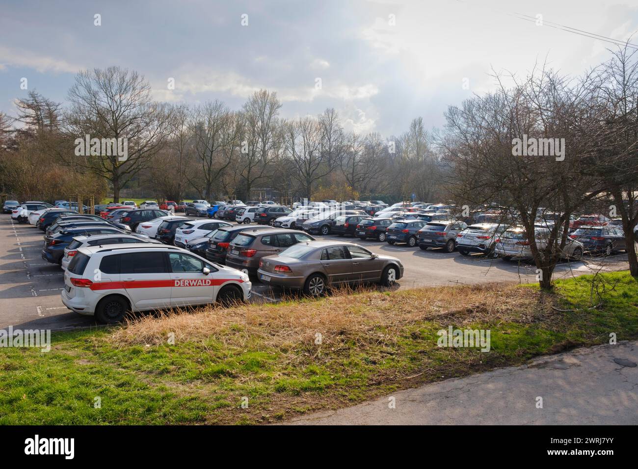 Auto in un parcheggio completo, Park and Ride, Dortmund, regione della Ruhr, Renania settentrionale-Vestfalia, Germania Foto Stock