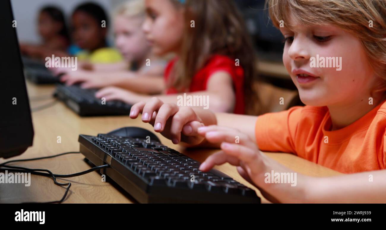 Diversi studenti sono impegnati in un laboratorio informatico a scuola Foto Stock