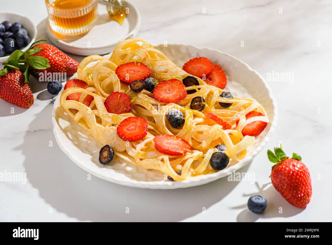 pancake in pizzo con mirtilli e fragole. Foto di alta qualità Foto Stock