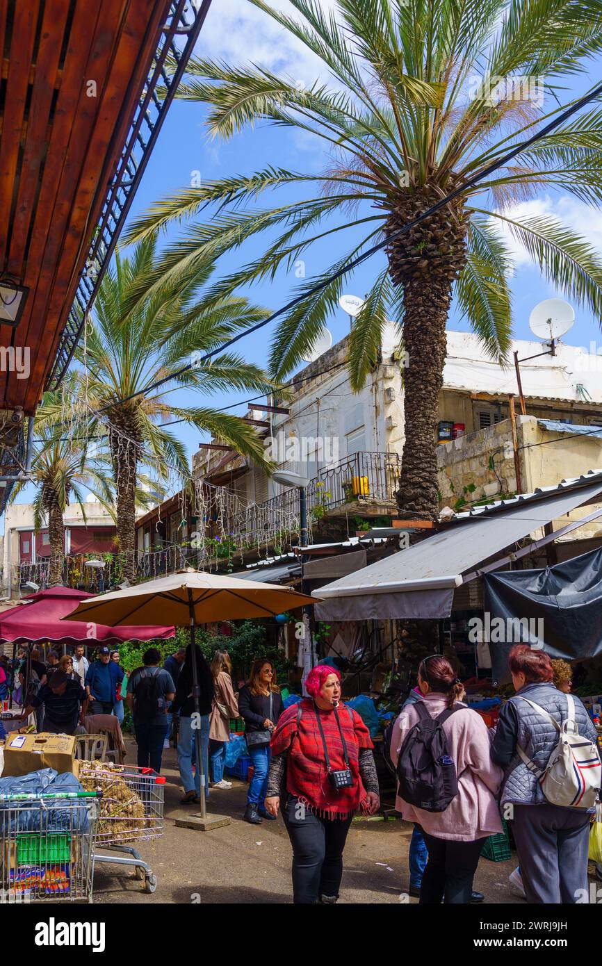 Haifa, Israele - 8 marzo 2024: Scena del mercato di Wadi Nisnas, con gente del posto, visitatori e vari prodotti in vendita, Haifa, Israele Foto Stock