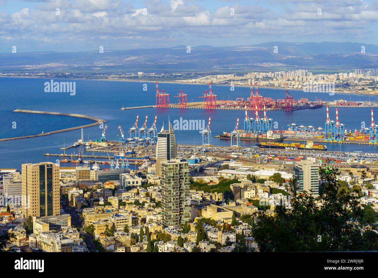 Haifa, Israele - 9 marzo 2024: Vista del centro cittadino e del porto, ad Haifa, Israele Foto Stock