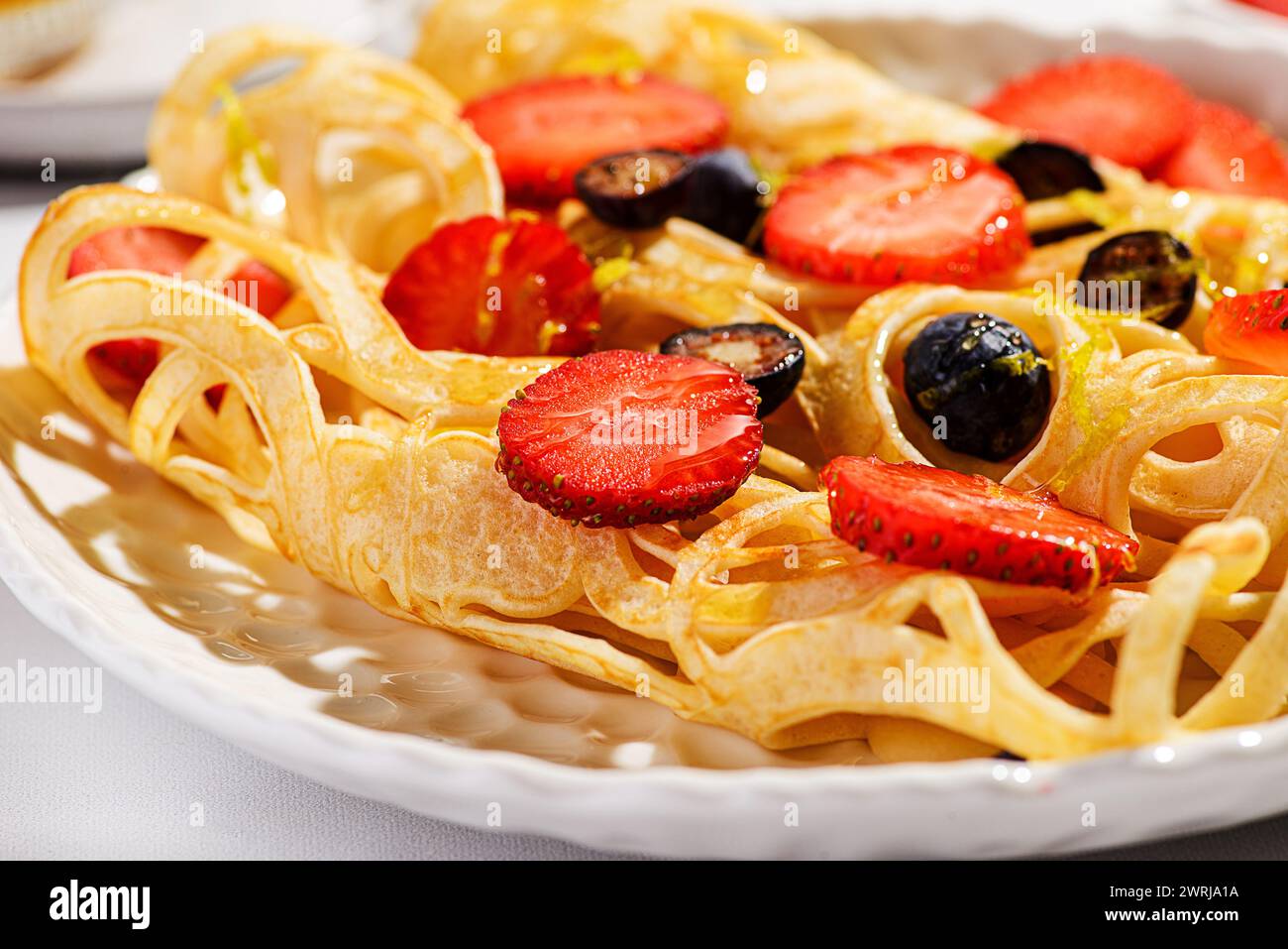 pancake in pizzo con mirtilli e fragole. Foto di alta qualità Foto Stock