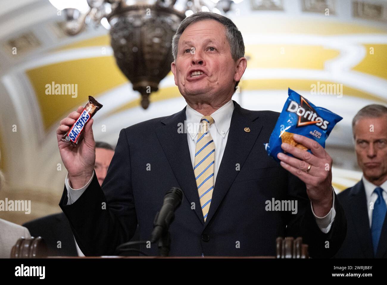 Washington, Stati Uniti. 12 marzo 2024. Il senatore degli Stati Uniti Steve Daines (repubblicano del Montana) critica il presidente Biden per essersi preoccupato delle dimensioni degli spuntini piuttosto che del confine meridionale in una conferenza stampa settimanale dopo il pranzo settimanale della politica del Senato nel Campidoglio degli Stati Uniti a Washington, DC, USA, martedì 12 marzo 2024. Foto di Annabelle Gordon/CNP/ABACAPRESS.COM credito: Abaca Press/Alamy Live News Foto Stock