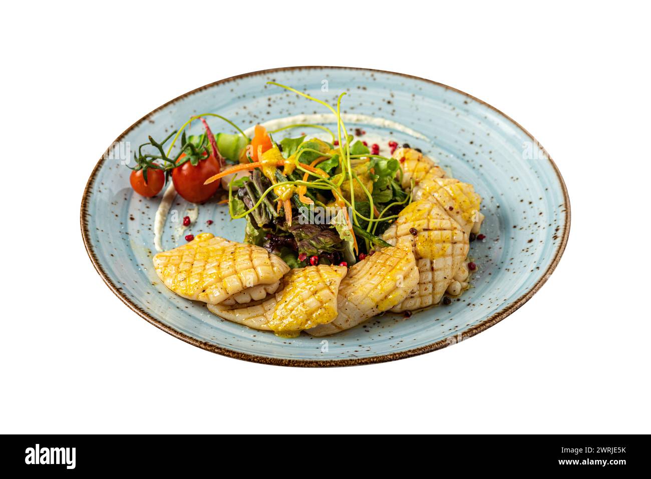 Calamari grigliati al barbecue e ingredienti su sfondo bianco con insalata Foto Stock