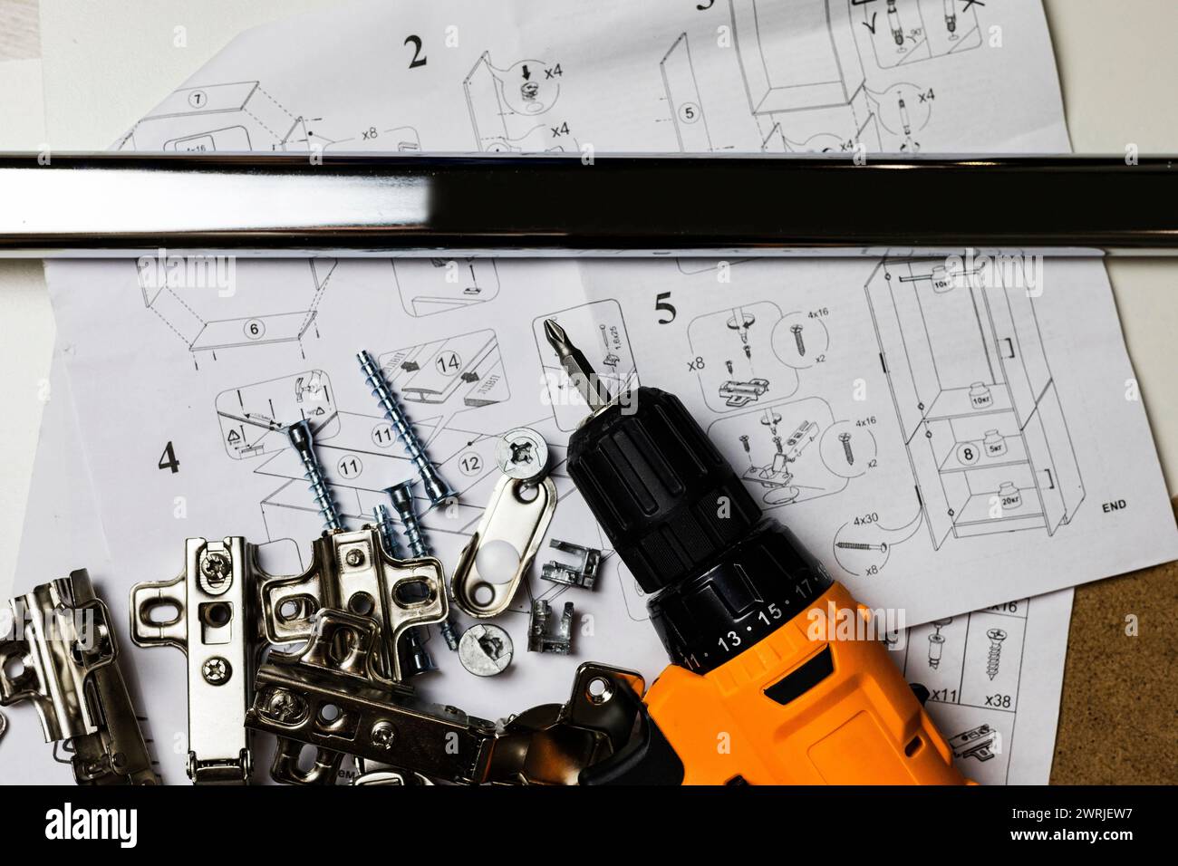 Accessori per mobili. Opzioni hardware e strumenti per l'assemblaggio di mobili su sfondo bianco. Ampia scelta di accessori per mobili. Foto Stock