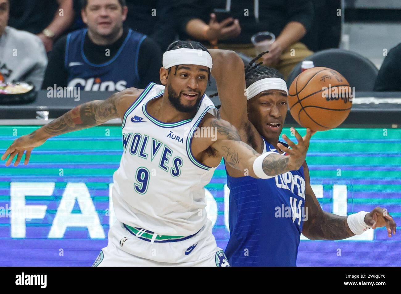 Los Angeles, California, Stati Uniti. 12 marzo 2024. I Los Angeles Clippers TERANCE MANN #14 e il NICKEIL ALEXANDER-WALKER #9 dei Minnesota Timberwolves gareggiano per il pallone durante una partita di basket NBA alla Crypto.com Arena. (Credit Image: © Ringo Chiu/ZUMA Press Wire) SOLO PER USO EDITORIALE! Non per USO commerciale! Foto Stock