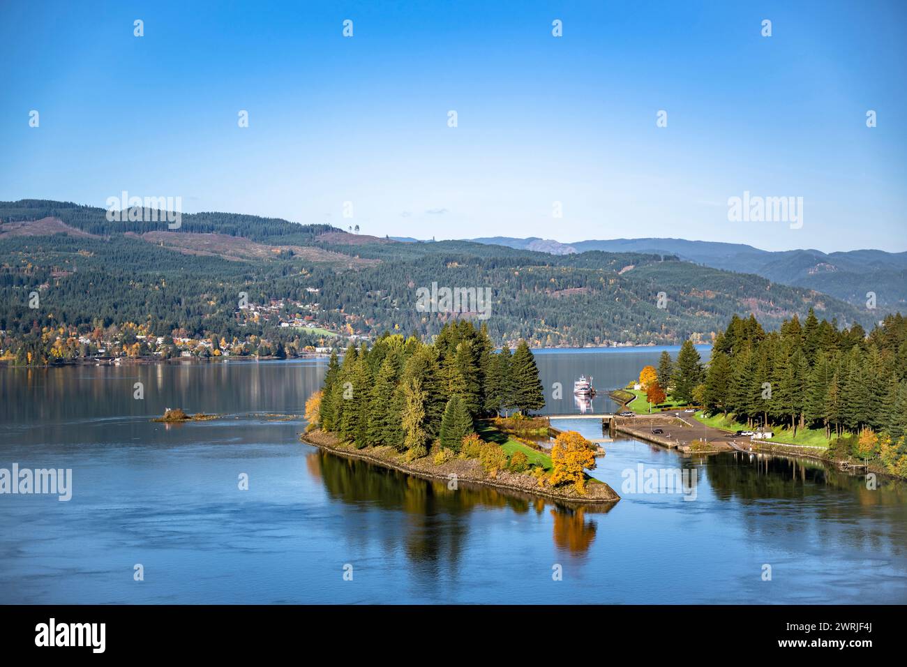 Birds Eye offre una vista panoramica del piccolo isolotto con alberi autunnali sul fiume Columbia e un molo per le barche da diporto e il molo per la pesca nel col Foto Stock