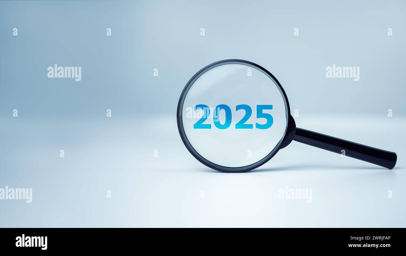 Una lente d'ingrandimento e un'idea per il nuovo anno 2025. Obiettivi di pianificazione e concetto di successo, 2025 presente nel business principale Foto Stock