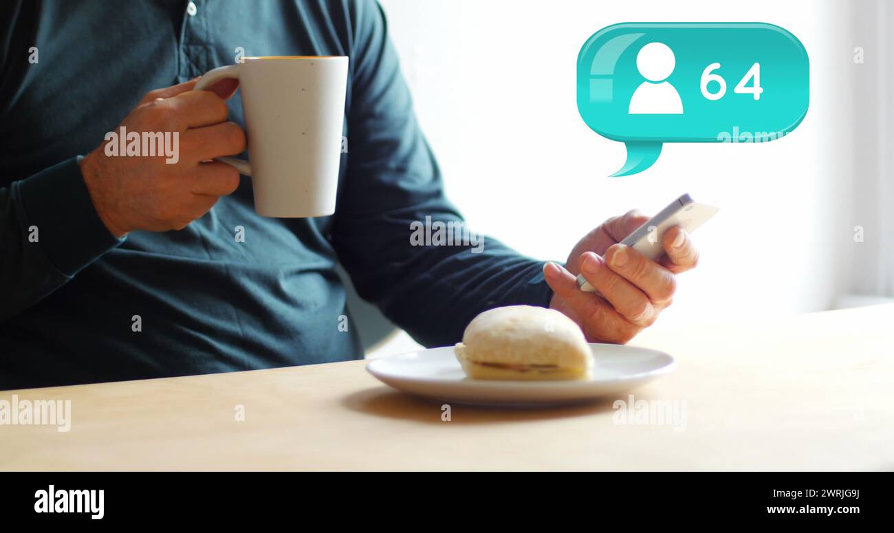 L'uomo mangia, invia messaggi e controlla il conteggio dei follower in formato digitale. Foto Stock