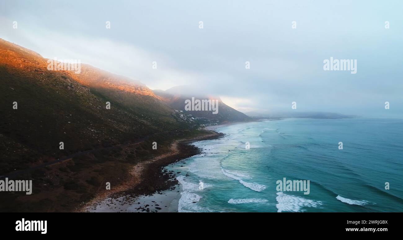 Vista completa di una donna caucasica che cammina felicemente a piedi nudi sulla spiaggia Foto Stock