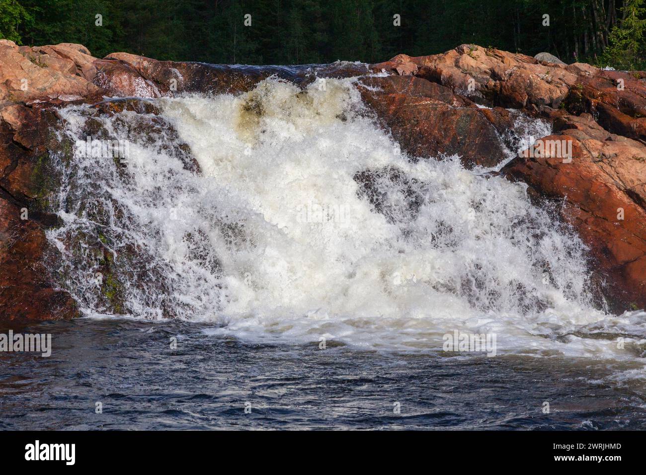 Piccola cascata tra le rocce, penisola di Kola, Russia Foto Stock