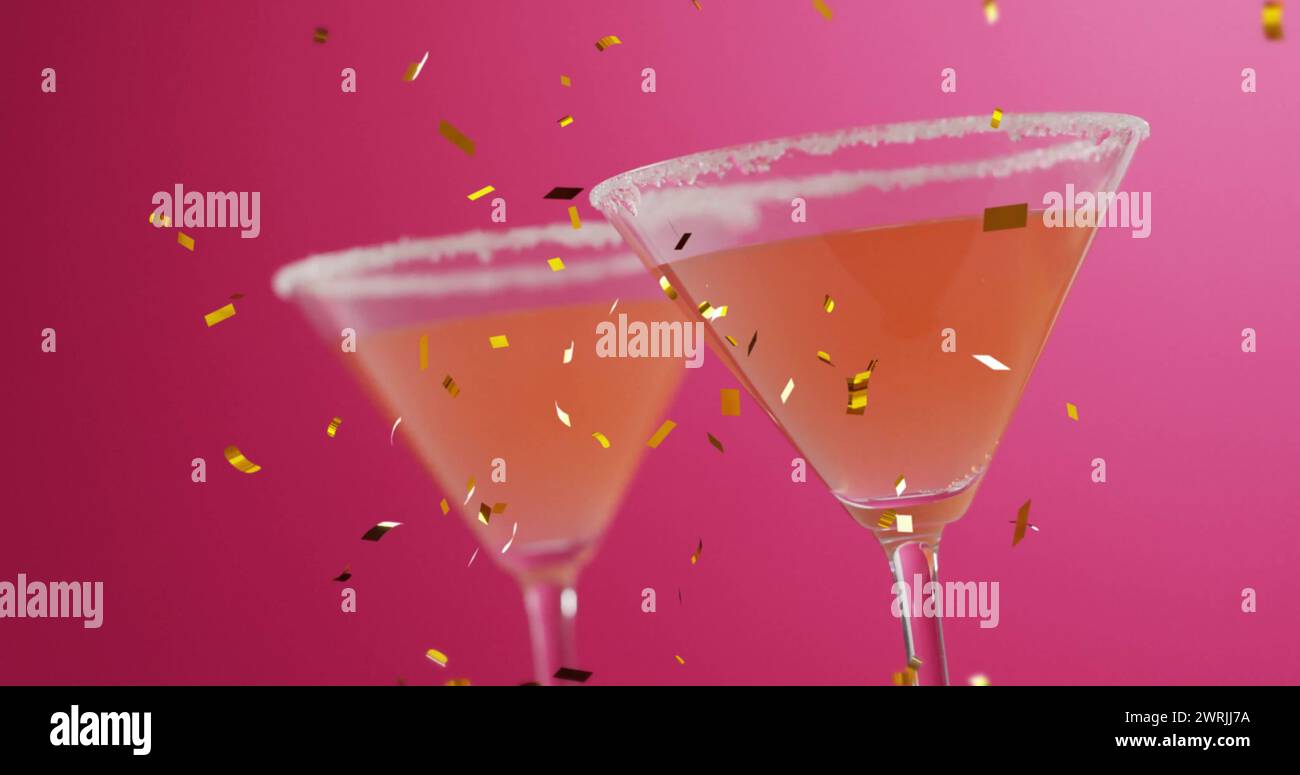 Immagine di coriandoli che cadono e cocktail su sfondo rosa Foto Stock