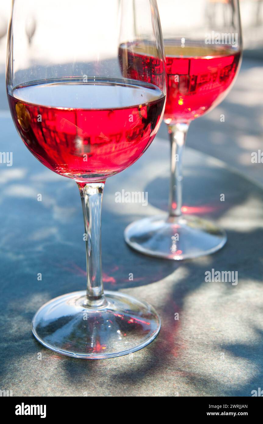 Due bicchieri di vino rosato. Foto Stock