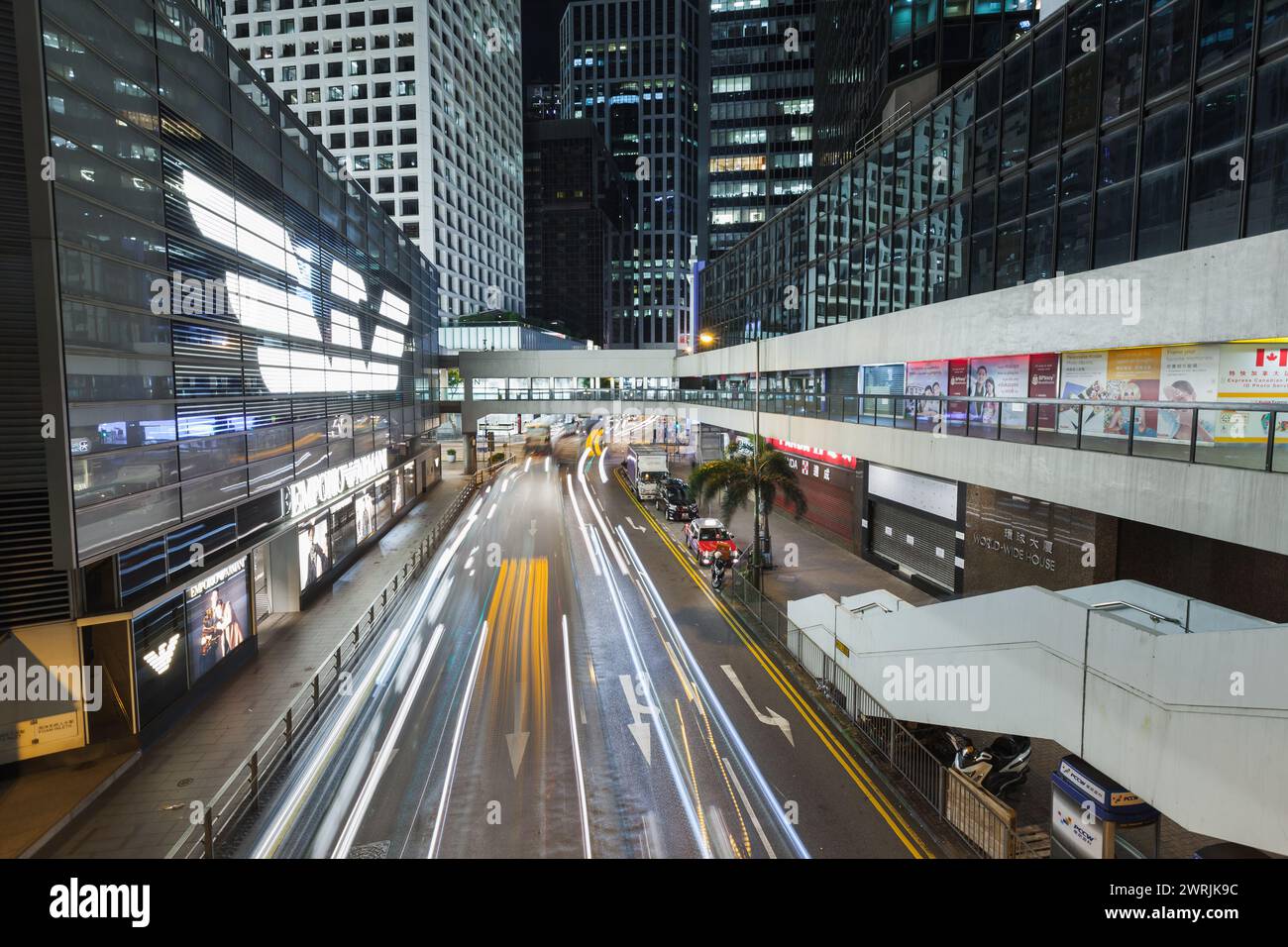 Hong Kong - 19 luglio 2017: Paesaggio urbano notturno del quartiere centrale, luci auto sfocate sulla strada, vista prospettica Foto Stock