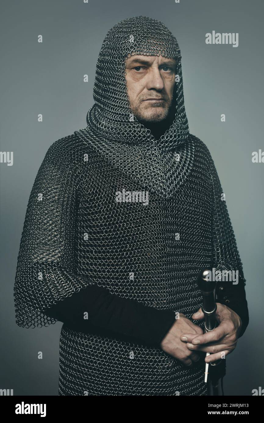 Fanteria medievale uomo armato vestito di armatura a catena Foto Stock