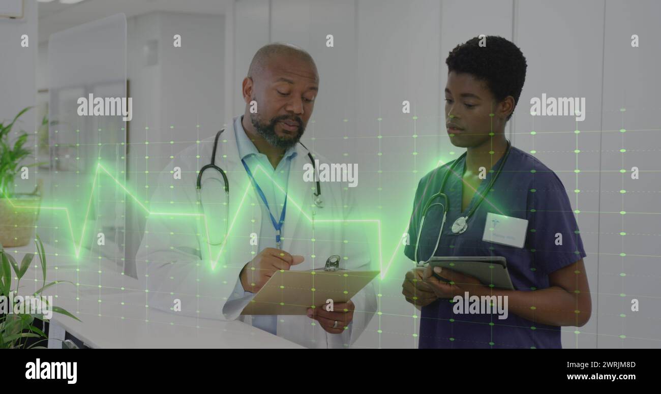 Immagine del monitor dei segni vitali sul medico afroamericano di sesso femminile e maschile che parla in ospedale Foto Stock