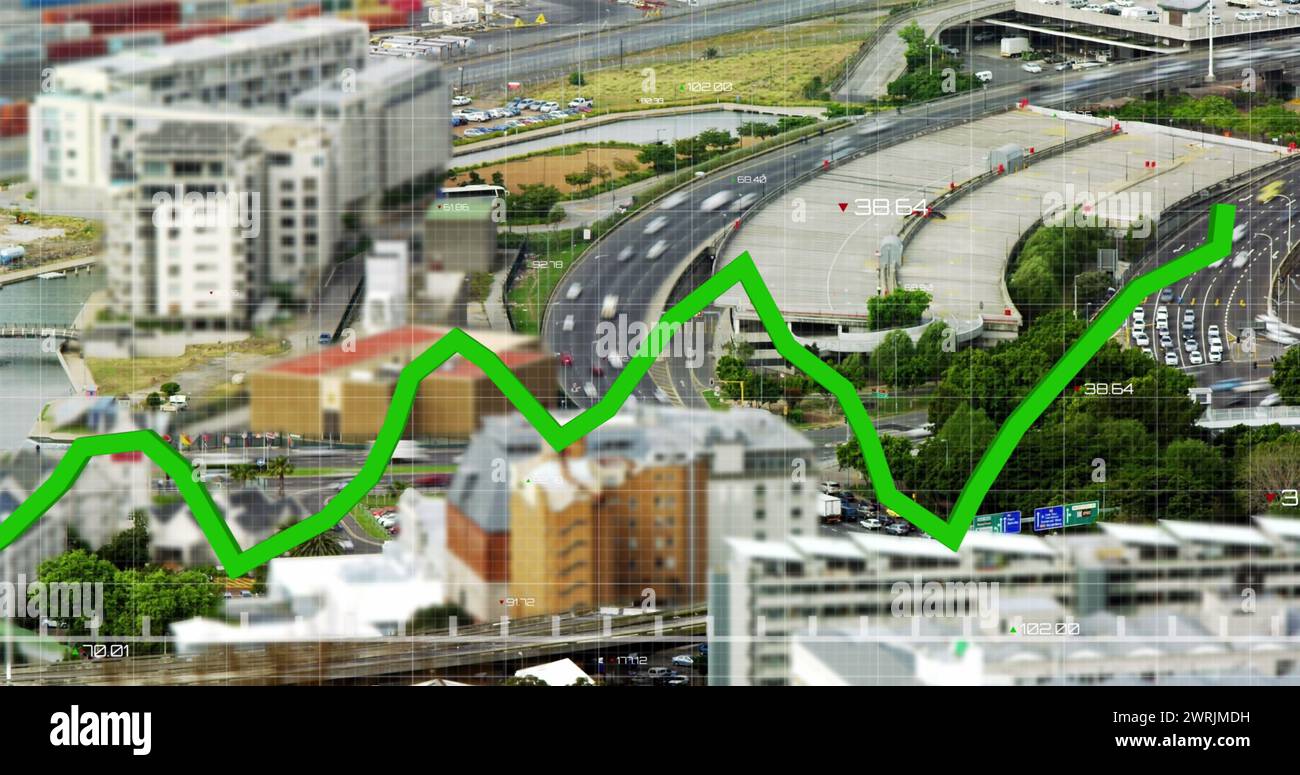 Immagine della linea verde e dell'elaborazione dei dati finanziari sul paesaggio urbano Foto Stock