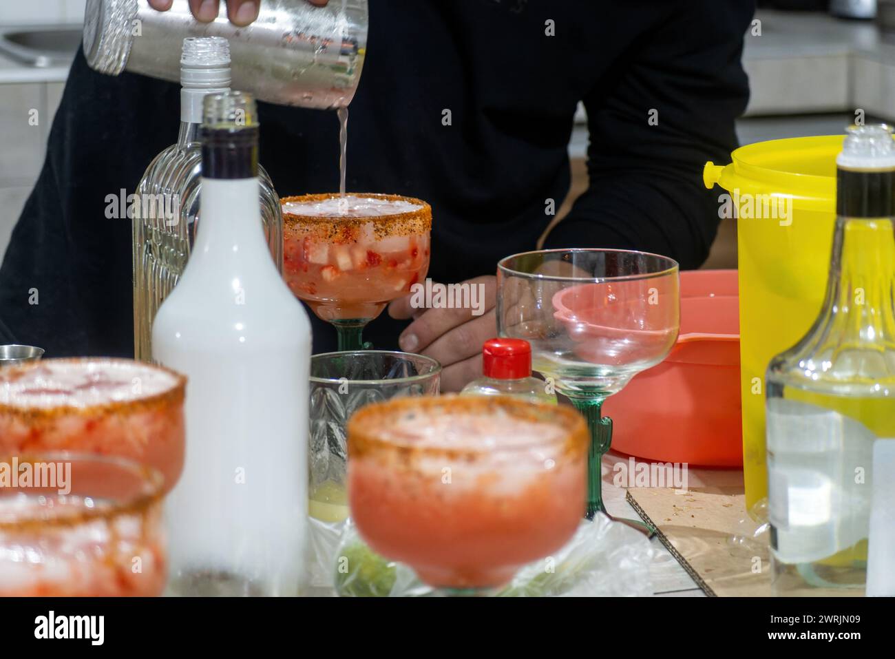 Una preparazione di margarita alla fragola con ghiaccio, peperoncino e limone Foto Stock