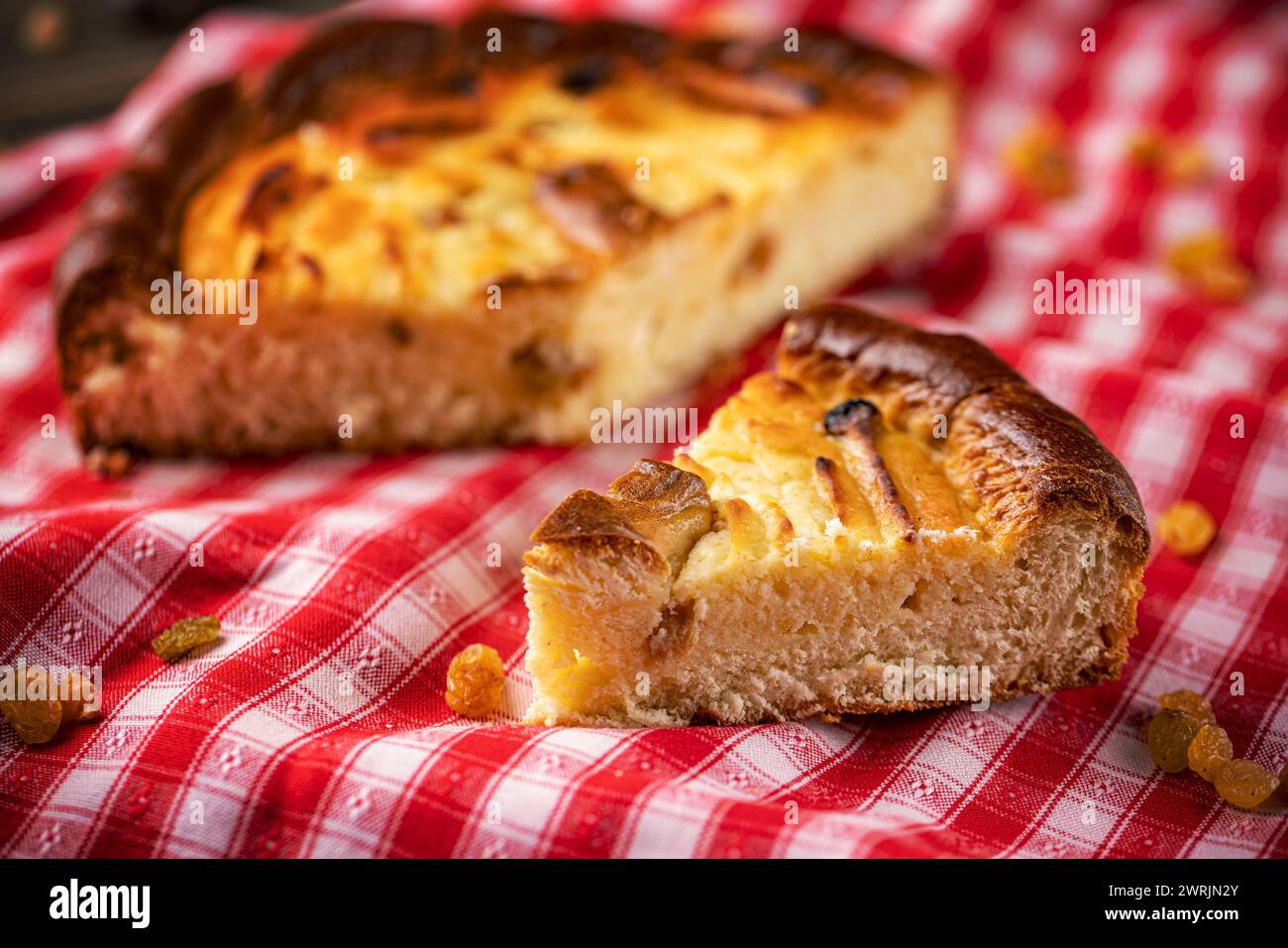 Casseruola di formaggio fresco fatto in casa con uvetta Foto Stock