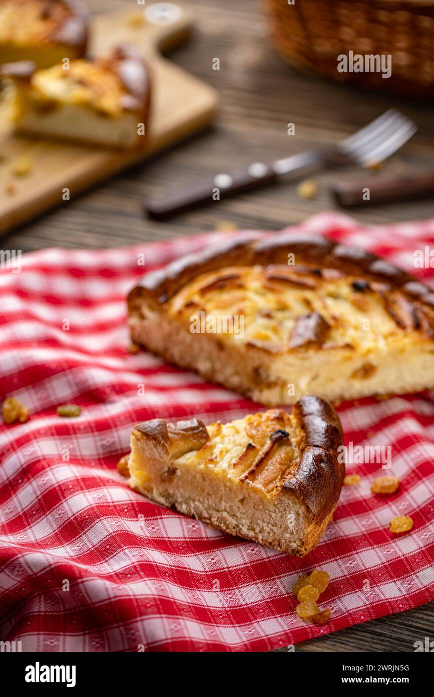 Deliziosa torta al formaggio su tovaglia a scacchi Foto Stock