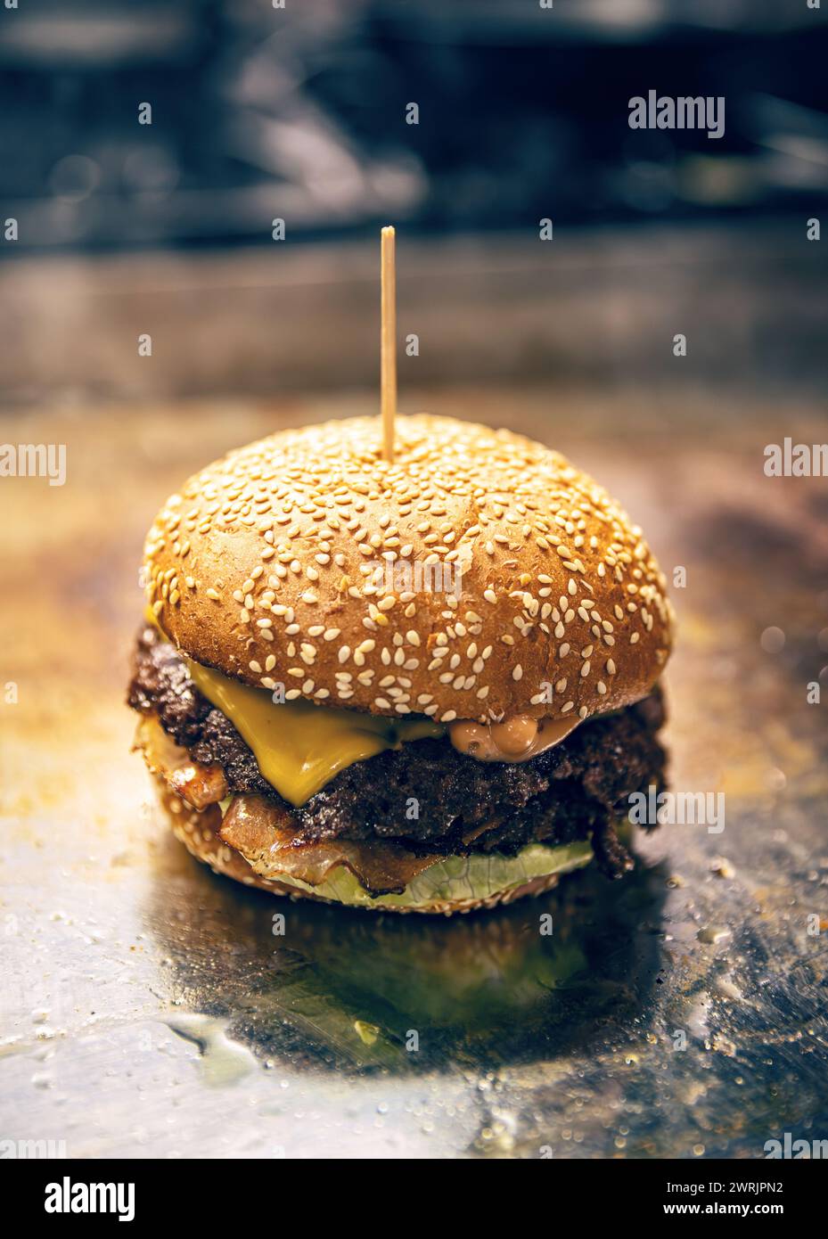 Delizioso hamburger alla griglia da servire al pub. Concetto di fast food Foto Stock
